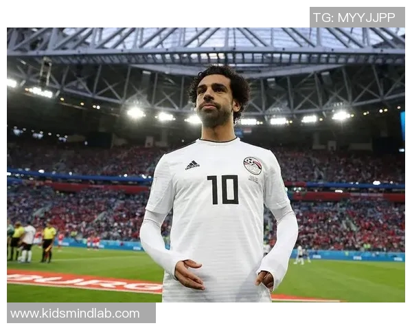 足球明星的成长之路:从街头小子到世界巨星的励志故事